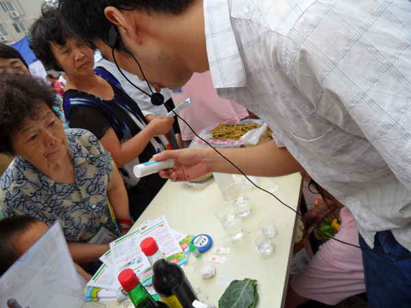 食品安全知識(shí)進(jìn)社區(qū) 快速檢測試紙引關(guān)注